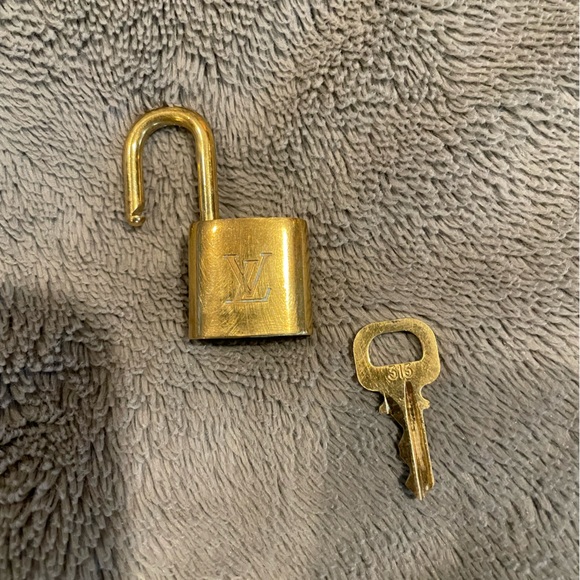 #313 Louis Vuitton Lock & Key #313 with unbranded choker chain - Picture 10 of 10